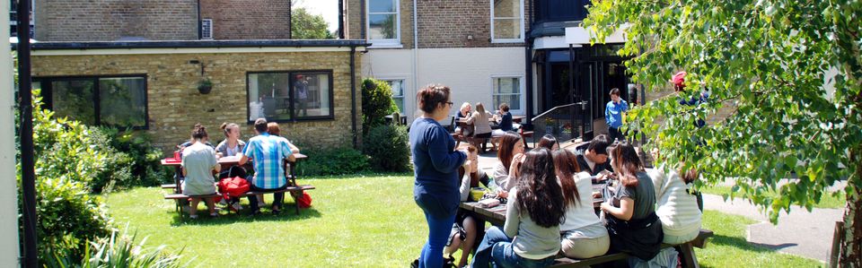 Hilderstone College - Entspannen im Garten